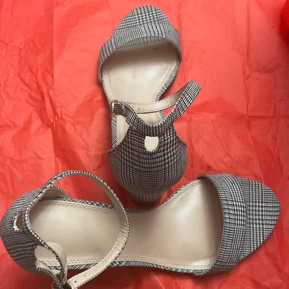 Sandals - Picture 2 of 3